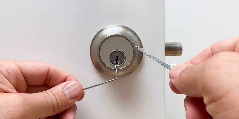 Locksmith open lock pic
